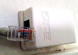 Ett bredbandsuttag med kabel