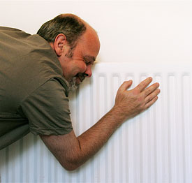 En man gosar med sin radiator
